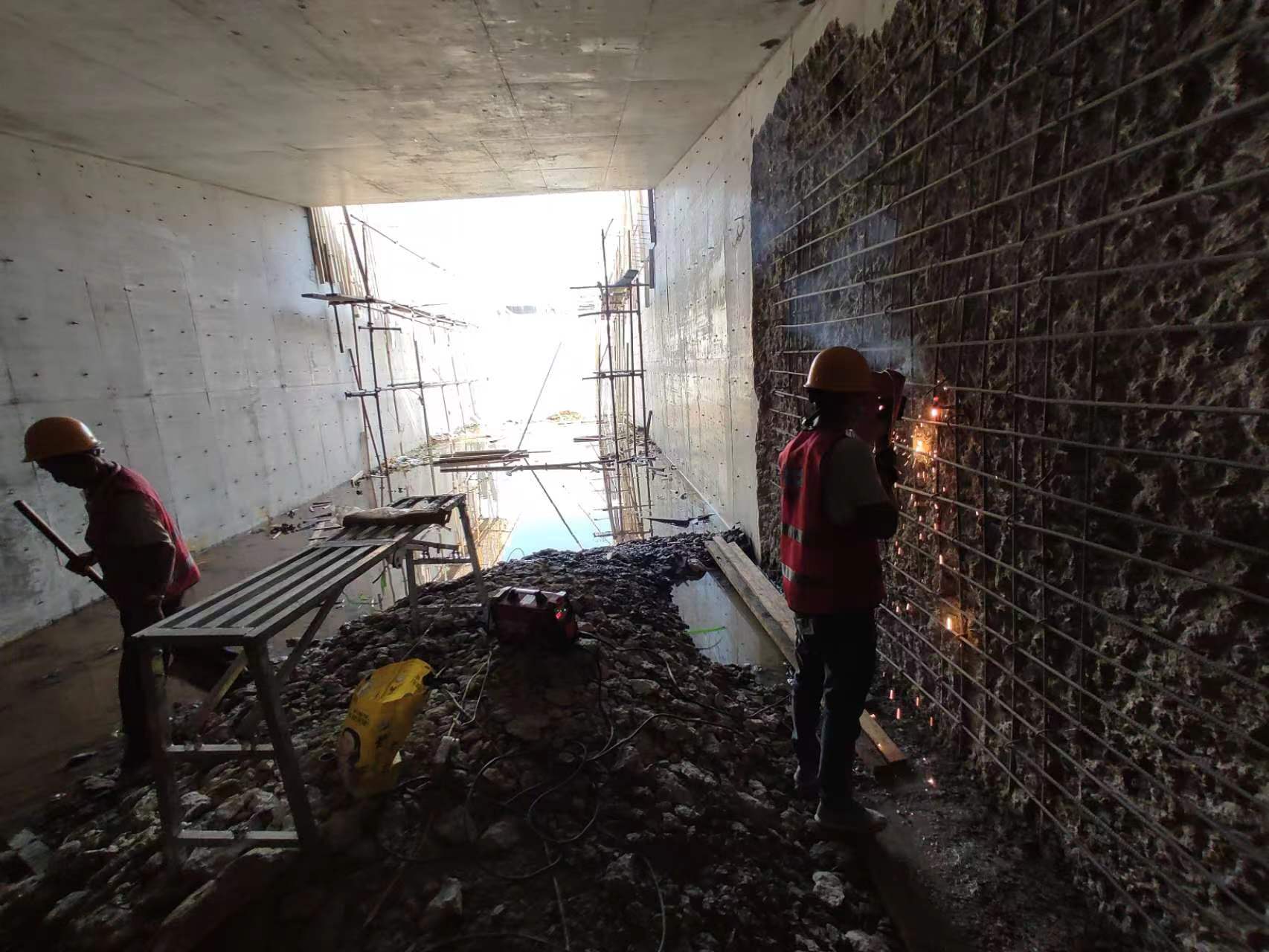 南京挖断承重墙导致楼体开裂，加固施工方案出炉